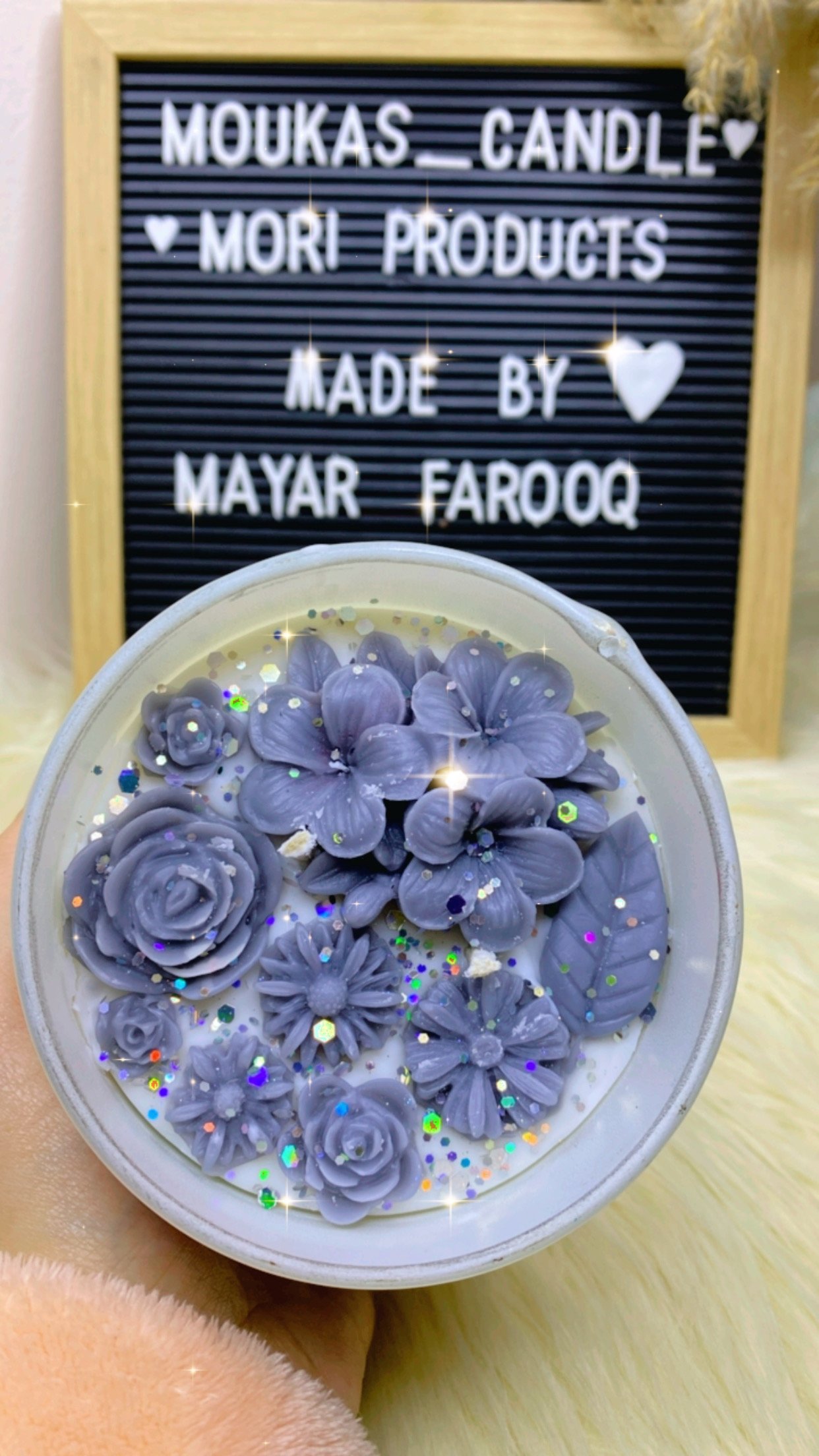 {"eId":"3604087269909435","CameraPosition":1} Signature Flowers Candle - الصورة 1